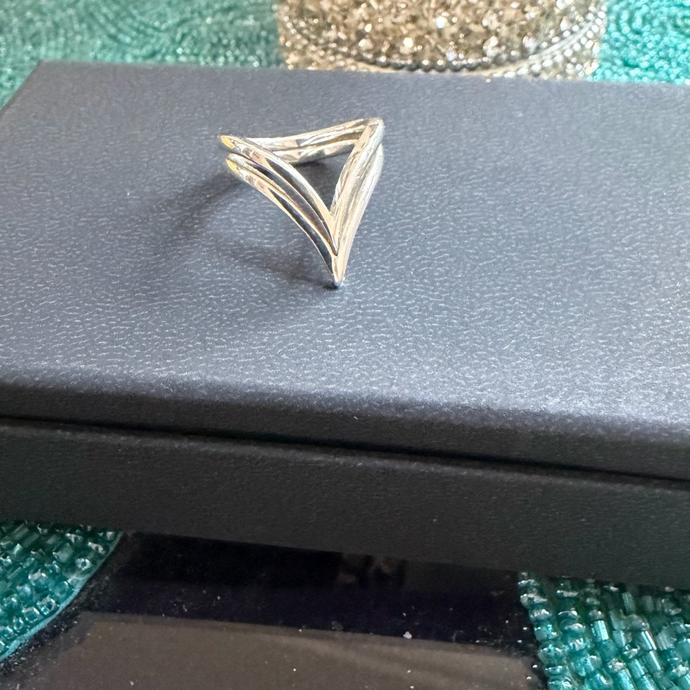 Elegant NEW Sterling  Silver Women's  ring size 6